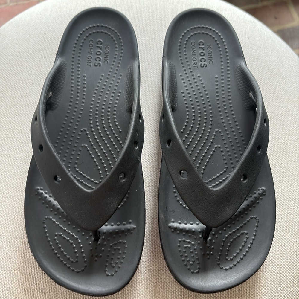 Crocs Classic Black Like New V2 Flip Flops